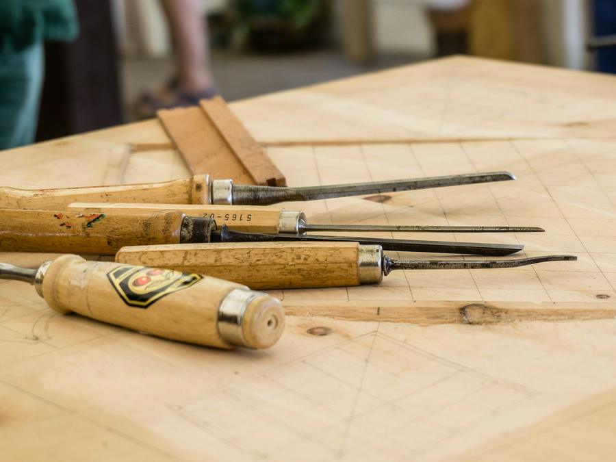 Ciseaux à bois alignés sur un établi de menuisier